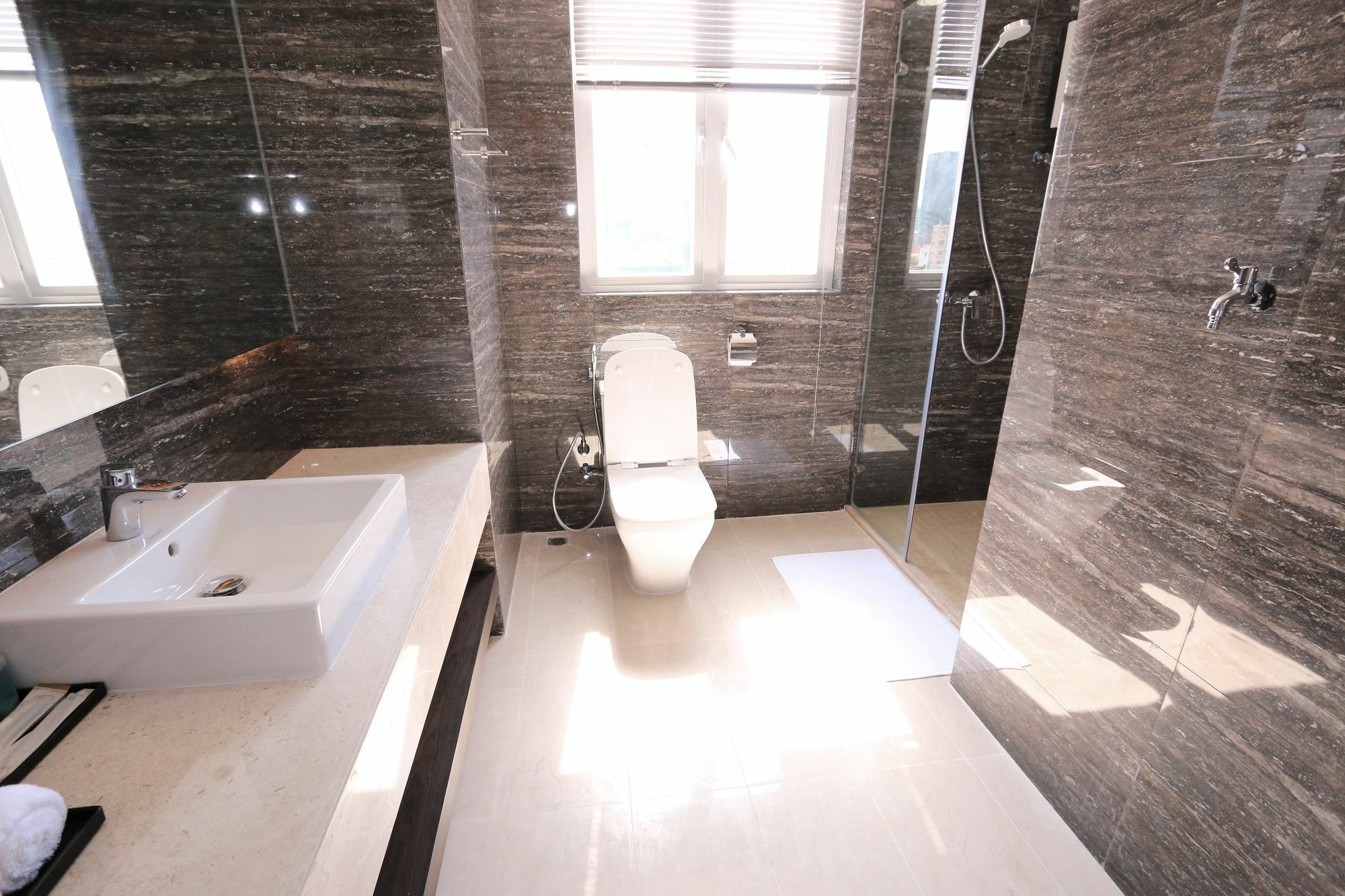 Eastland Hotel & Apartment Phnom Penh Zewnętrze zdjęcie
