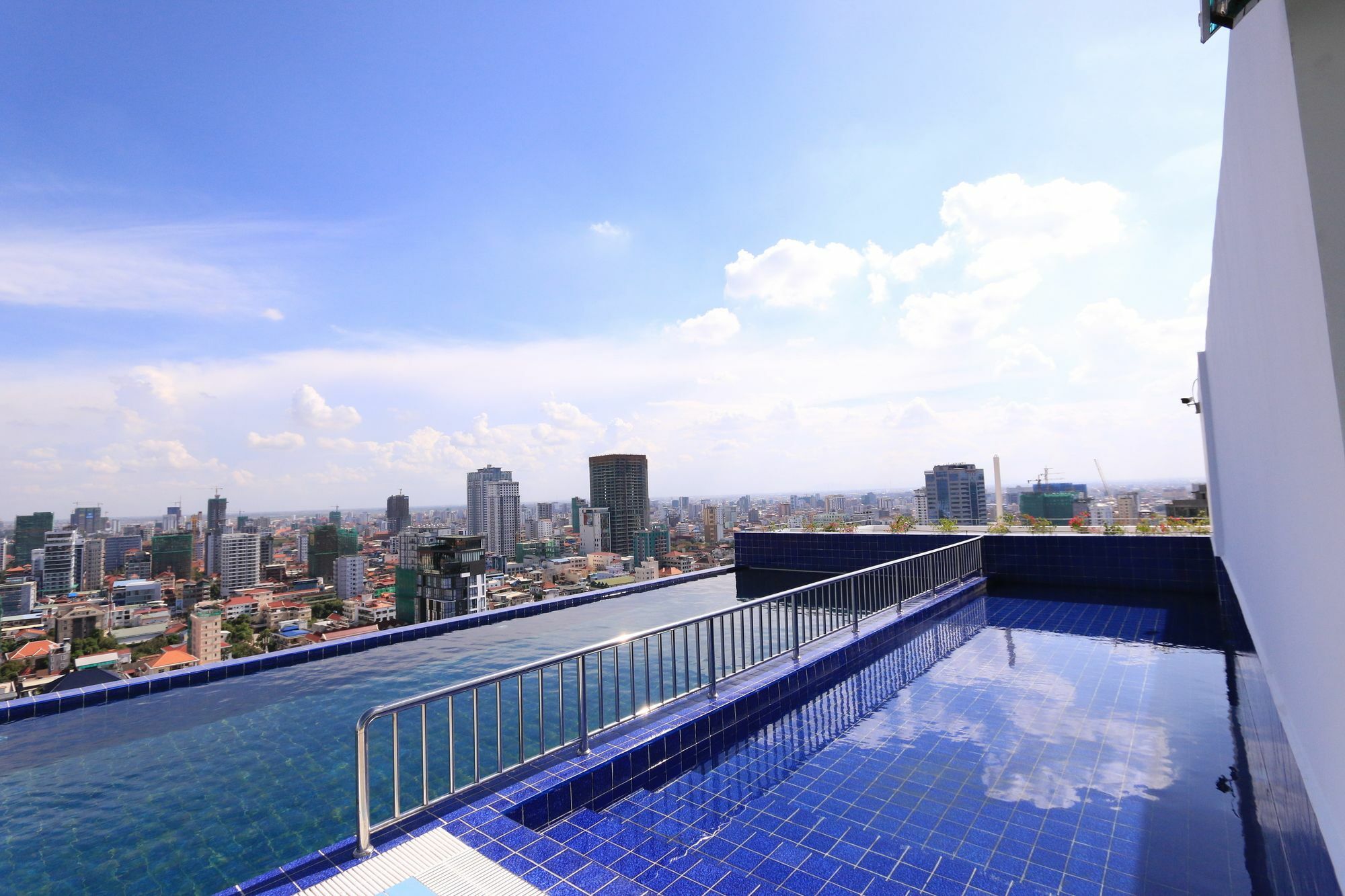 Eastland Hotel & Apartment Phnom Penh Zewnętrze zdjęcie
