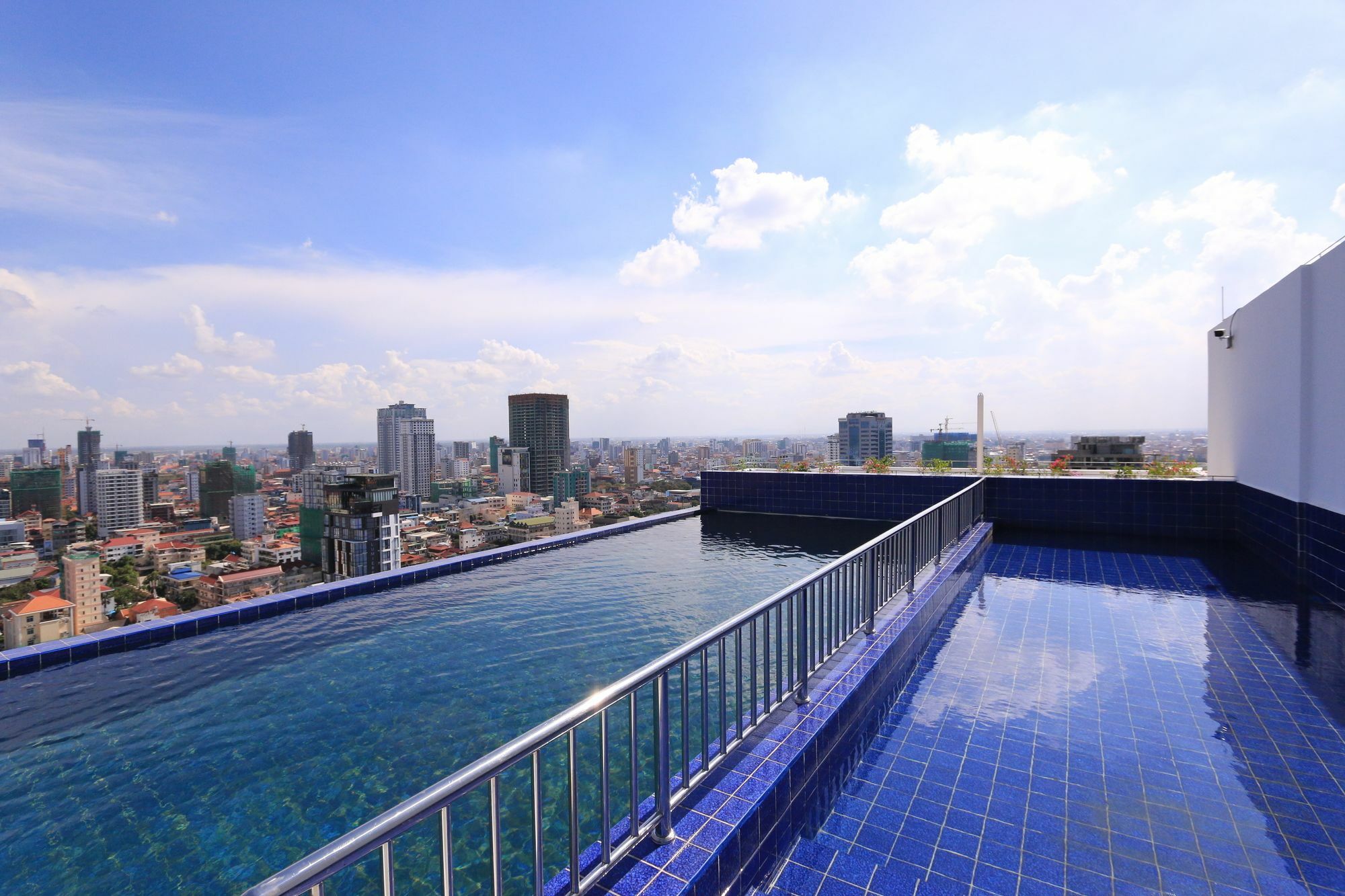 Eastland Hotel & Apartment Phnom Penh Zewnętrze zdjęcie