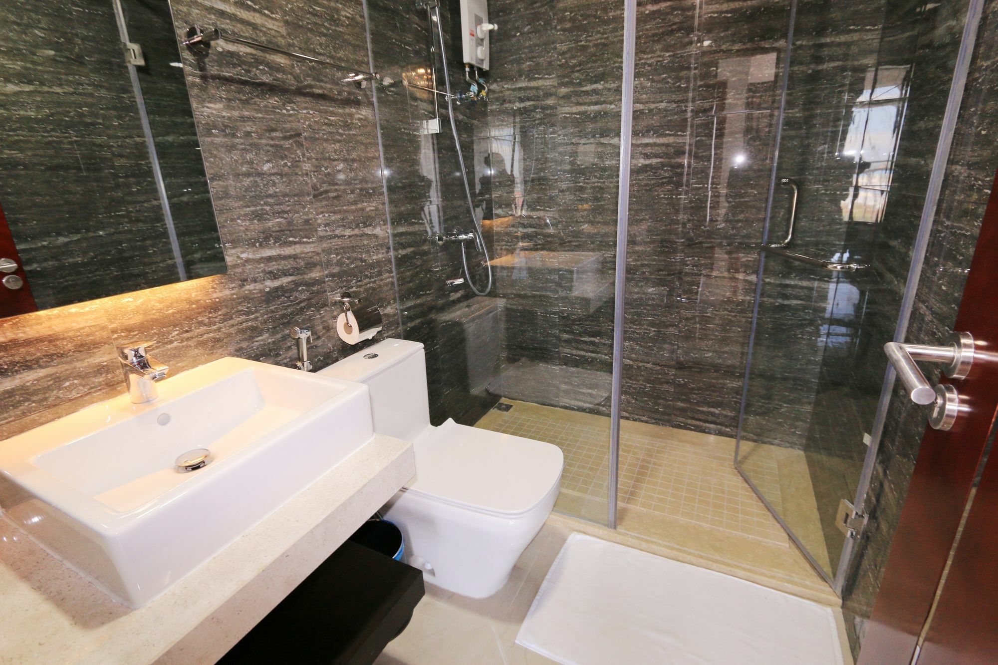 Eastland Hotel & Apartment Phnom Penh Zewnętrze zdjęcie