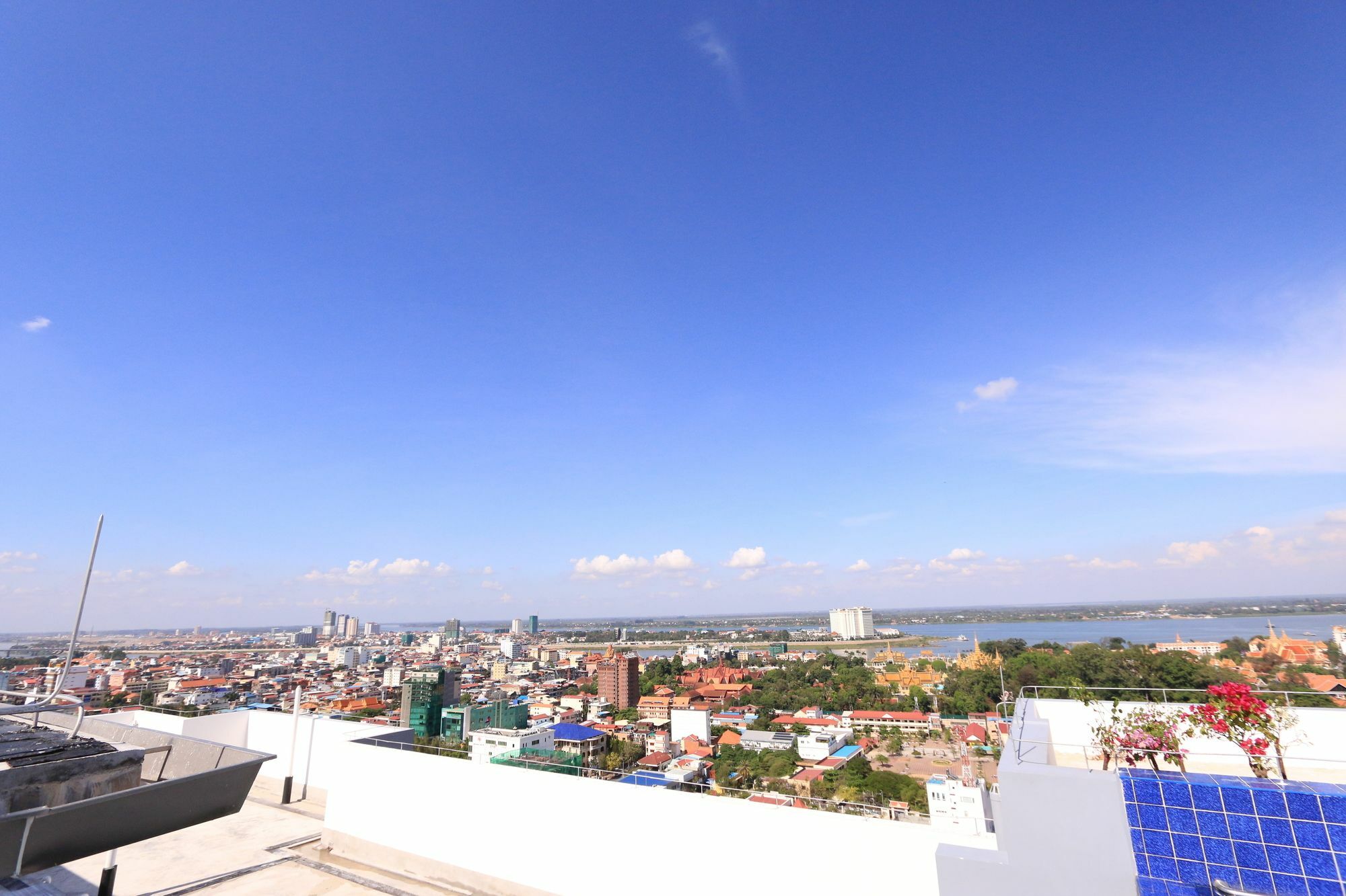 Eastland Hotel & Apartment Phnom Penh Zewnętrze zdjęcie